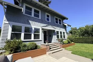 170 Lynn St, Seattle, WA 98109 - Photo 2
