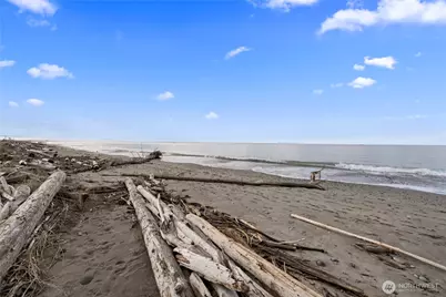 4689 Surfcrest Drive, Oak Harbor, WA 98277 - Photo 4