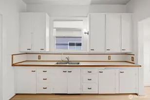 7843 Stroud Ave N, Seattle, WA 98103 - Photo 16
