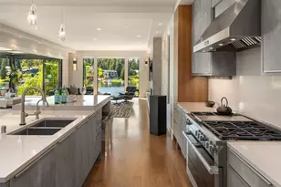 3253 Hunts Point Rd, Bellevue, WA 98004 - Photo 18