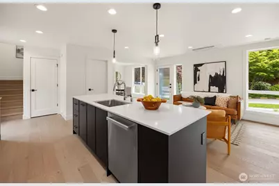 104 NE 44th Street, Seattle, WA 98105 - Photo 4