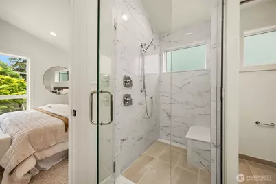 104 NE 44th Street, Seattle, WA 98105 - Photo 10