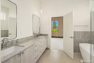 102 NE 44th St, Seattle, WA 98105 - Photo 20