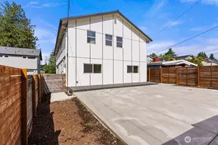 8327 44th Ave S, Seattle, WA 98118 - Photo 2