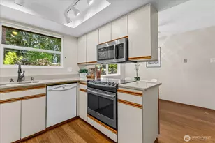 12109 SE 68th Pl, Bellevue, WA 98006 - Photo 14