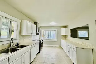 10033 Des Moines Memorial Dr S, Seattle, WA 98168 - Photo 4