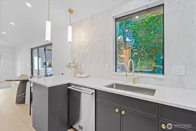 4011 SW Maryland Place, Seattle, WA 98116 - Photo 6
