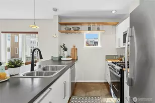 241 11th Ave E, Seattle, WA 98102 - Photo 16