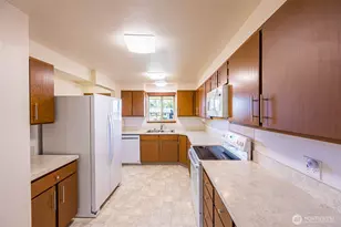 1301 S 3rd Ave, Sequim, WA 98382 - Photo 4