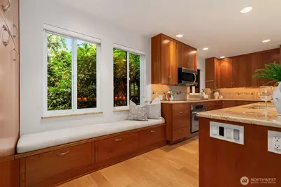 9901 NE 4th Street #1, Bellevue, WA 98004 - Photo 14