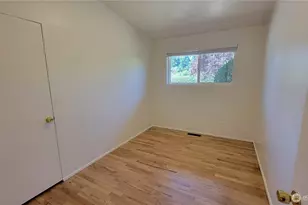 12051 SE 42nd St, Bellevue, WA 98006 - Photo 10