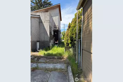 6242 Flora Avenue S, Seattle, WA 98108 - Photo 2