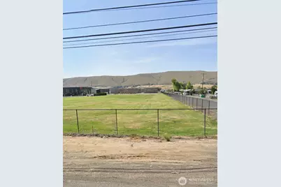 1720 W Ahtanum Road, Yakima, WA 98903 - Photo 2