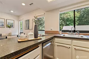 10819 NE 37th Pl, Bellevue, WA 98004 - Photo 8
