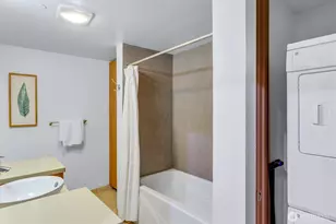 413 NE 70th St, Seattle, WA 98115 - Photo 18
