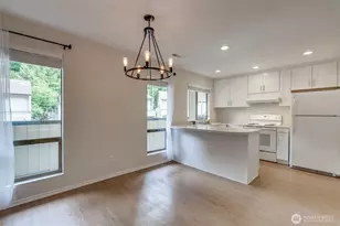 10819 NE 37th Pl, Bellevue, WA 98004 - Photo 4