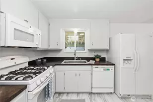 17023 113th Ave SE, Renton, WA 98055 - Photo 10