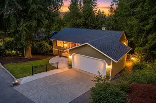 895 Highwood Dr SW, Issaquah, WA 98027 - Photo 2