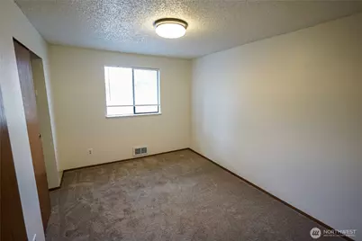 108 Kensington Avenue SW, Kent, WA 98030 - Photo 16