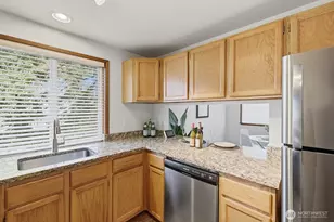 9522 1st Ave NE, Seattle, WA 98115 - Photo 4