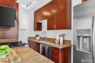 1105 Spring St, Seattle, WA 98104 - Photo 10