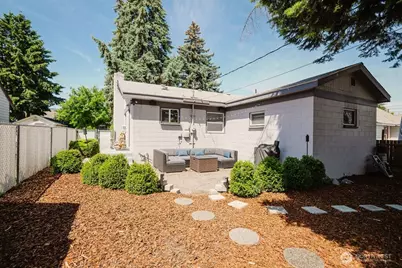 241 N Garfield Avenue, Wenatchee, WA 98801 - Photo 2