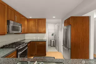 900 Warren Ave N, Seattle, WA 98109 - Photo 14