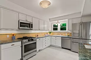 2701 NE 94th St, Seattle, WA 98115 - Photo 10