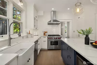 2442 6th Avenue W, Seattle, WA 98119 - Photo 10