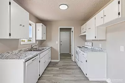 411 SE Brierwood Court, Castle Rock, WA 98611 - Photo 6