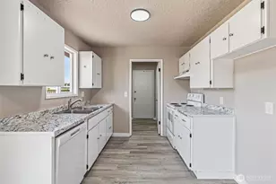 411 SE Brierwood Ct, Castle Rock, WA 98611 - Photo 6