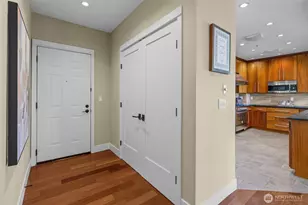 10045 NE 1st St, Bellevue, WA 98004 - Photo 4