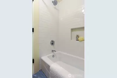 2222 Warren Avenue N, Seattle, WA 98109 - Photo 34