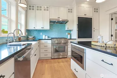 2222 Warren Avenue N, Seattle, WA 98109 - Photo 10