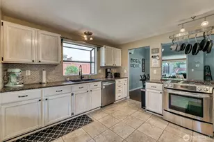 1018 NE Knights Ct, Bremerton, WA 98311 - Photo 14