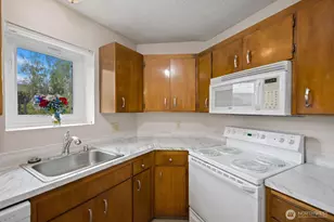 1425 S Puget Dr, Renton, WA 98055 - Photo 10