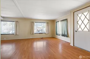 225 NE Ernst St, Oak Harbor, WA 98277 - Photo 4