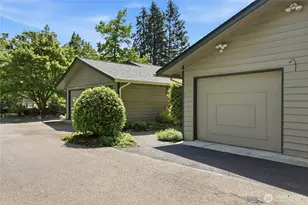 1041 Ihland Pl NE, Bainbridge Island, WA 98110 - Photo 2