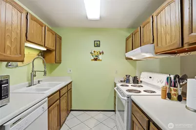1041 Ihland Place NE, Bainbridge Island, WA 98110 - Photo 16