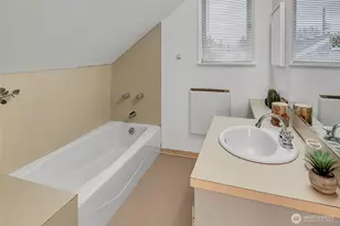 4606 NE 47th St, Seattle, WA 98105 - Photo 18