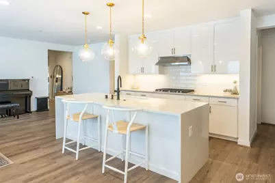 15558 NE 15th Place #301, Bellevue, WA 98007 - Photo 2