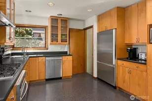1821 N 47th St, Seattle, WA 98103 - Photo 4