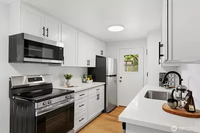 827 N 1st Street, Renton, WA 98057 - Photo 10