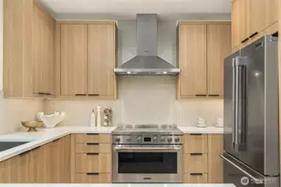 537 N 70th St, Seattle, WA 98103 - Photo 6