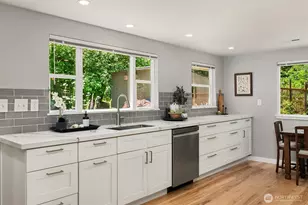 11323 E Riverside Dr, Bothell, WA 98011 - Photo 10