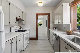 4754 4th Ave NE, Seattle, WA 98105 - Photo 12