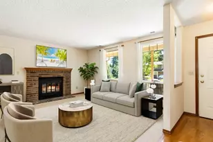 21136 NE 16th St, Sammamish, WA 98074 - Photo 2