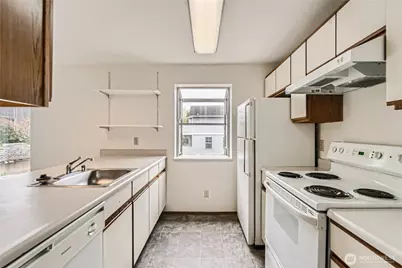 8848 Stone Avenue N, Seattle, WA 98103 - Photo 4