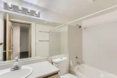 8848 Stone Avenue N, Seattle, WA 98103 - Photo 16