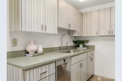 5624 Roosevelt Way NE #302, Seattle, WA 98105 - Photo 8